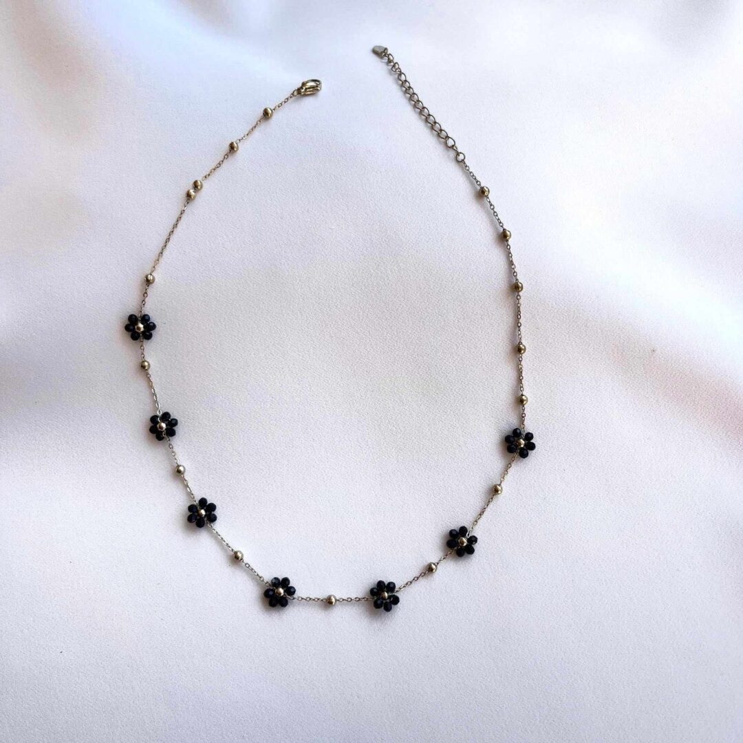 collana girocollo con margherite di perline