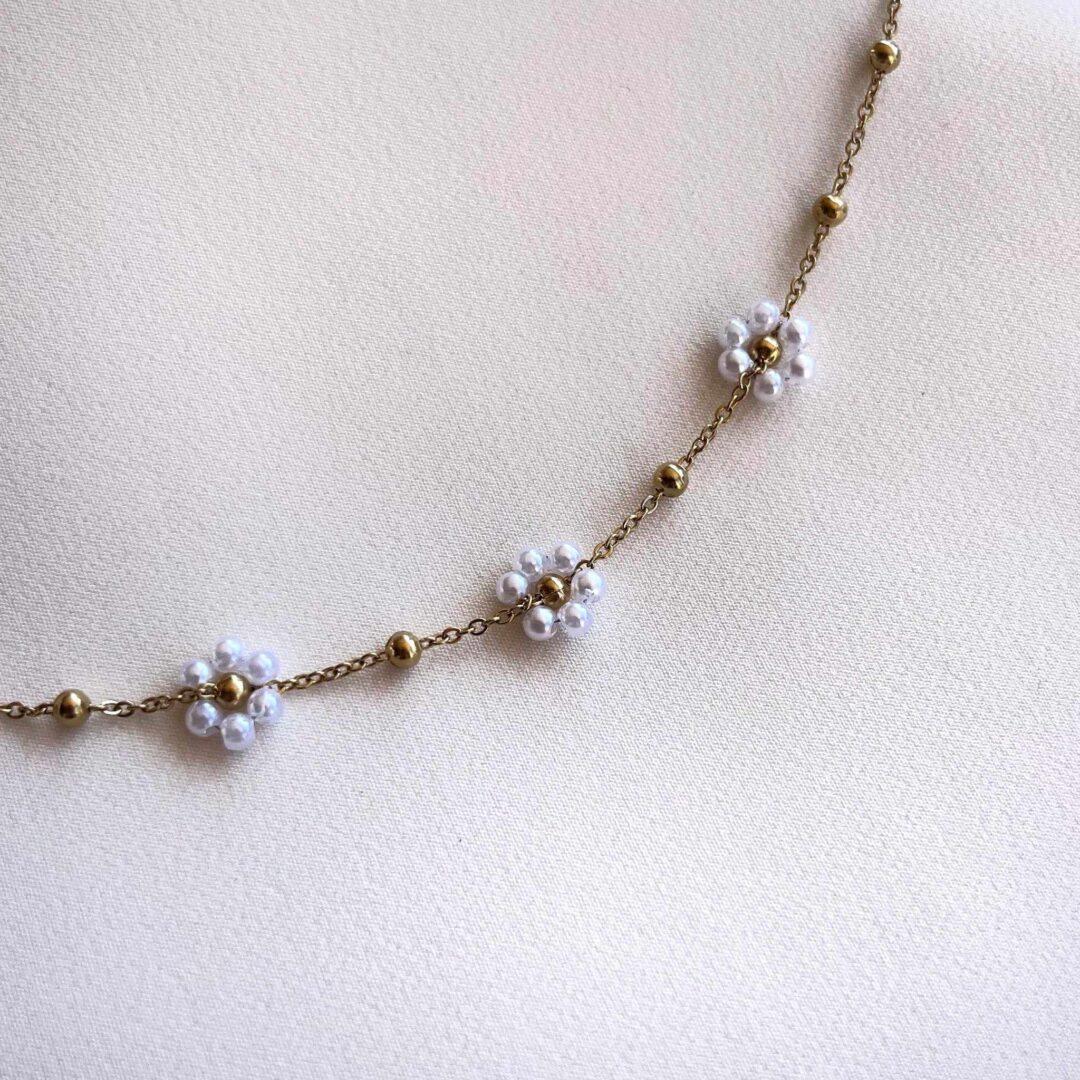 collana girocollo con margherite di perline