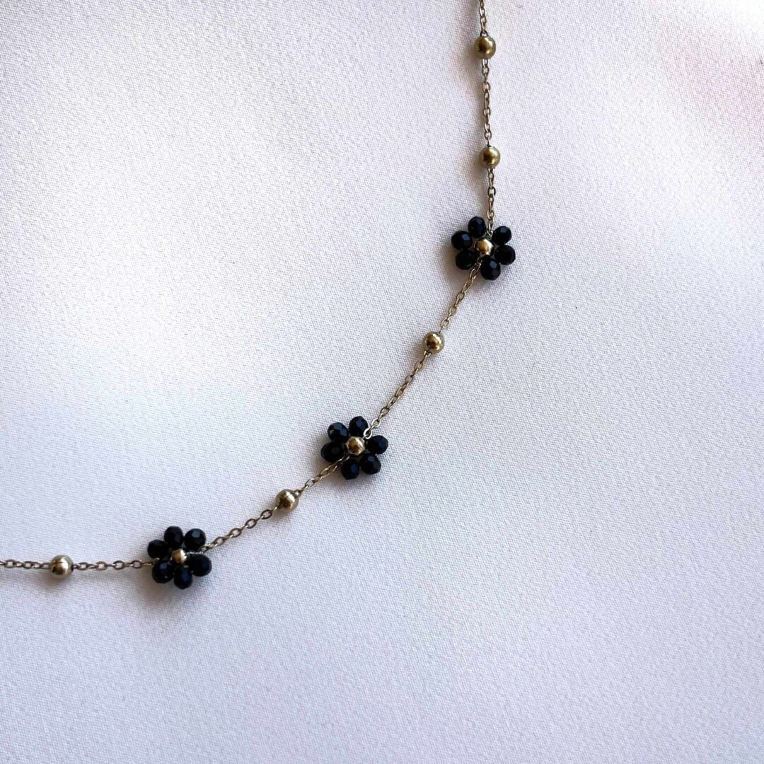 collana girocollo con margherite di perline