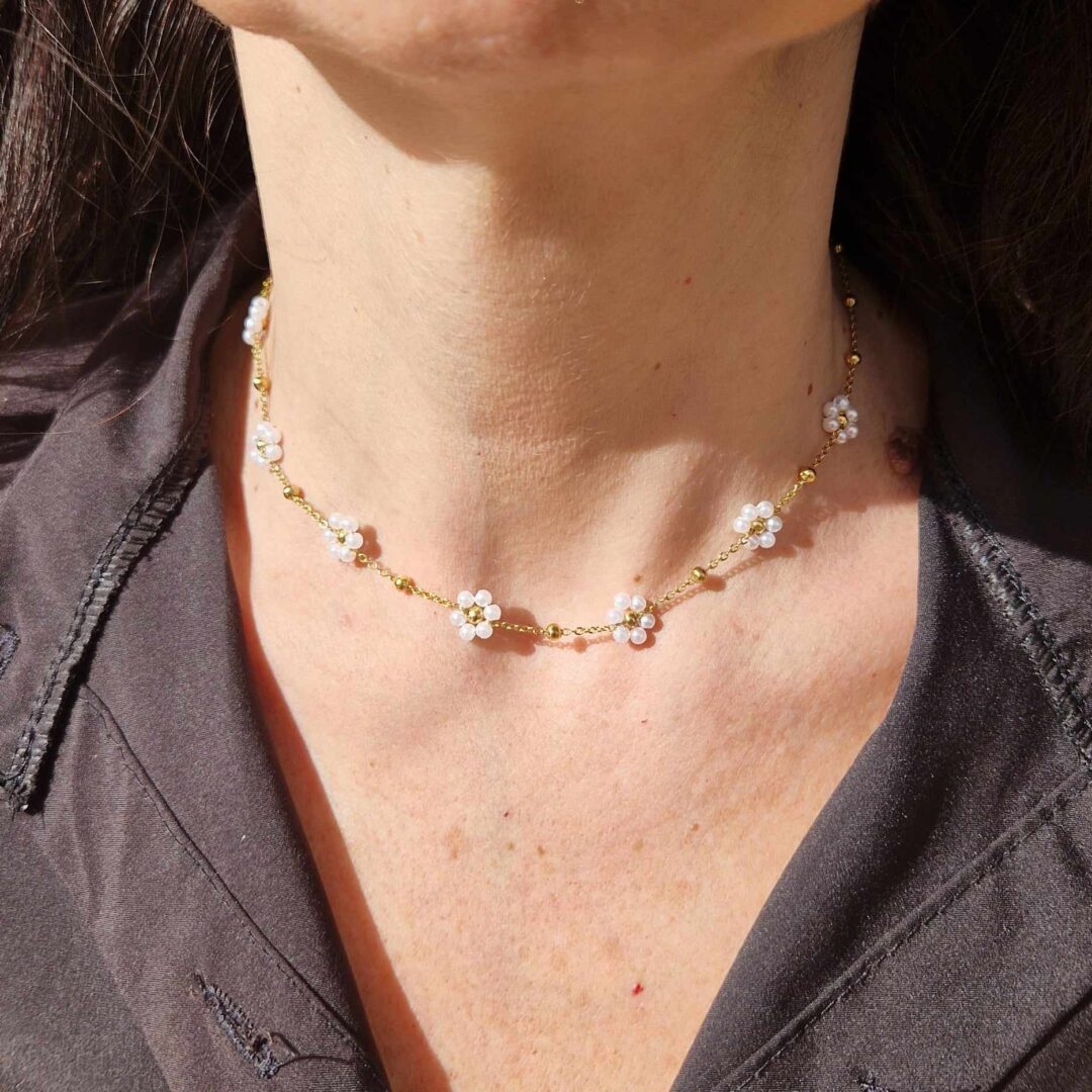 collana girocollo con margherite di perline