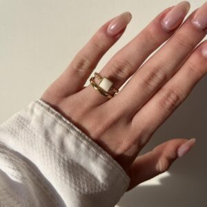 Anello a fascia con pietra quadrata avorio