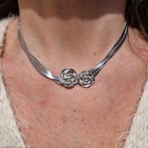 Collana girocollo snake con camelie
